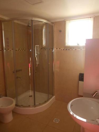 ein Badezimmer mit Dusche, Toilette und Waschbecken in der Unterkunft Las Agustinas DAT in San Carlos de Bariloche