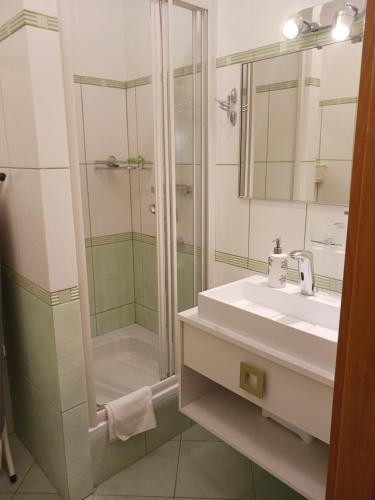 a bathroom with a shower and a sink and a tub at Uzdrowiskowa "Trzy Korony" in Świnoujście