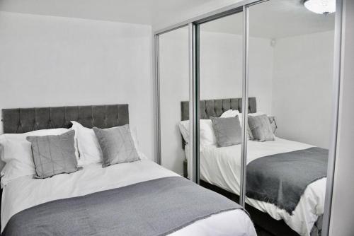 ロンドンにあるThe White House Retreatのベッドルーム1室(ベッド2台、鏡付)