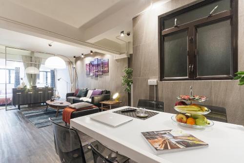 una cucina e un soggiorno con tavolo e sedie di L'Escale - by Maeva a Hong Kong