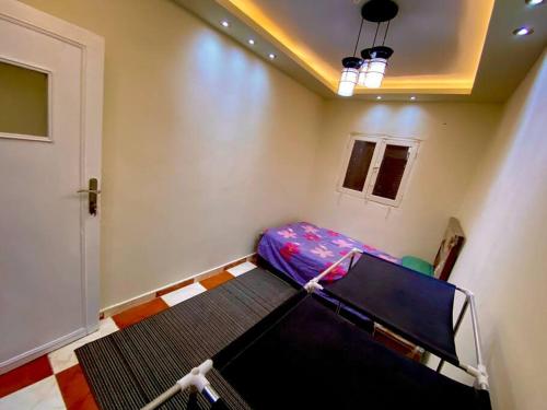 een kamer met een bed in de hoek van een kamer bij The Home in Fayoum Center