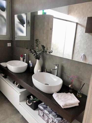 a bathroom with two sinks and a large mirror at Racó de la Mar in Faro de Cullera