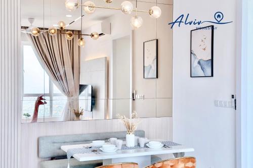 een eetkamer met een tafel en een spiegel bij Amber Cove Impression City By Alviv Management I I 6-9pax I 5minsKlebang I JonkerSt in Melaka