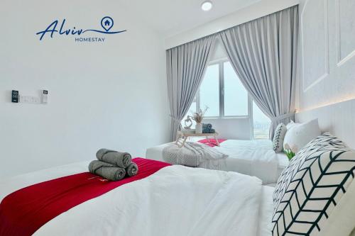 twee bedden in een kamer met wit en rood bij Amber Cove Impression City By Alviv Management I I 6-9pax I 5minsKlebang I JonkerSt in Melaka