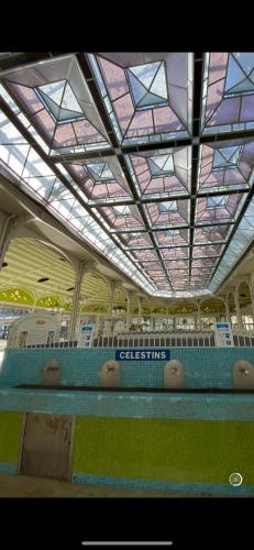 - un grand bâtiment avec un plafond et des fenêtres dans l'établissement Proche du Stade Omnisports et à pied du Lac, à Vichy