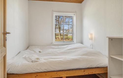 Ce lit se trouve dans un dortoir doté d'une fenêtre. dans l'établissement Stunning Home In Nibe With Kitchen, 