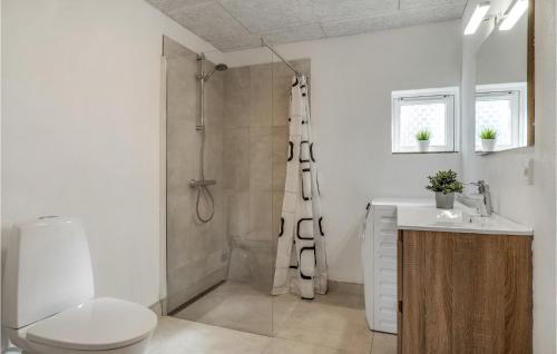 La salle de bains est pourvue d'une douche, de toilettes et d'un lavabo. dans l'établissement Stunning Home In Nibe With Kitchen, 