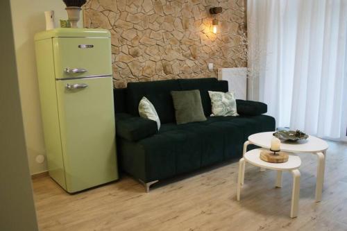 ダルウフコにあるAppartement Marlena im Kropla Bałtykuの緑のソファとテーブルのあるリビングルーム