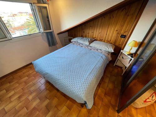 a bedroom with a large bed in a room at Casa vacanze Nido al Mare in Sanremo