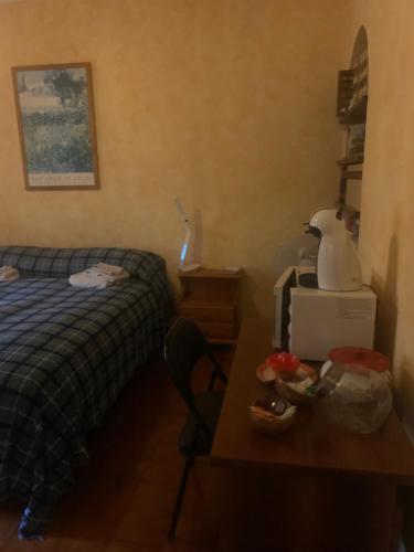 a bedroom with a bed and a desk with a microwave at Arturo & Trilly in Ronciglione
