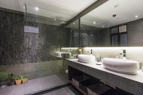 bagno con 2 lavandini e doccia di Athena a Hong Kong