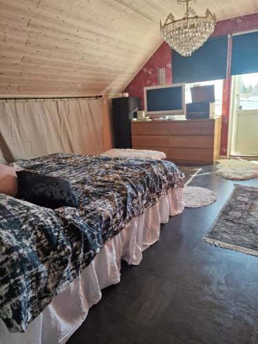 una camera con due letti e una televisione di Charming room with big bed a Luleå