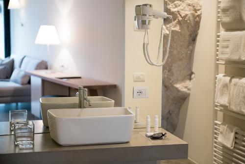 un bagno con lavandino bianco su un bancone di Villa Miravalle a Riva del Garda