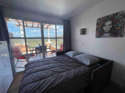 - une chambre avec un lit et un balcon dans l'établissement Appartement Cap Esterel 4/5 personnes, à Saint-Raphaël