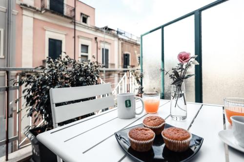 Un balcón o terraza de 2 Santi - Suite and Rooms