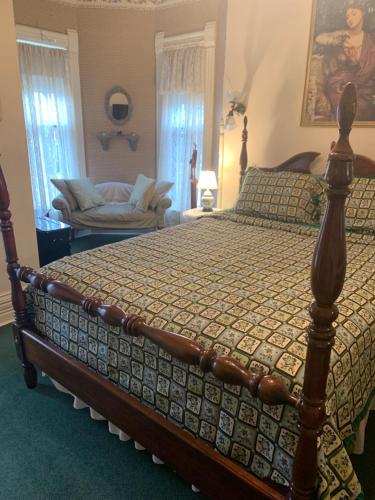 南本德的住宿－Innisfree Bed & Breakfast，一间卧室配有一张床和一把椅子