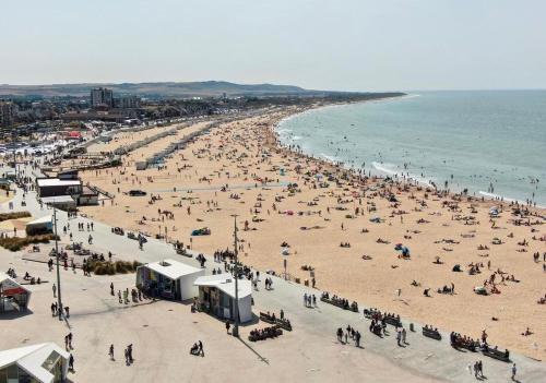 a large crowd of people on a beach at Le Saphir de Calais - Chic et élegant in Calais