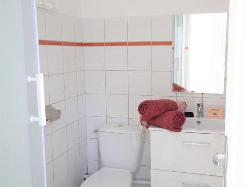 ein weißes Bad mit einem WC und einem Waschbecken in der Unterkunft Le Nid - Au cœur du Cours Julien in Marseille