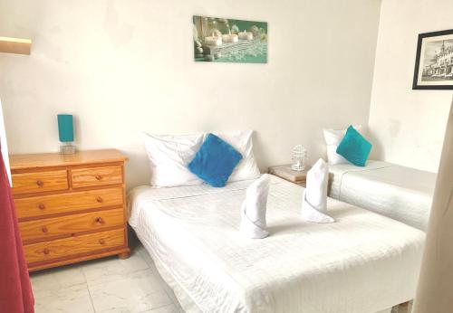 2 camas individuais num quarto com uma cómoda em MaisonTevy em Pontault-Combault