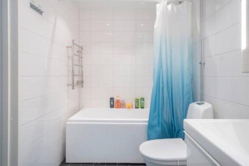 y baño con bañera, aseo y lavamanos. en Private room in Hammarby Sjöstad, common space shared!, en Estocolmo