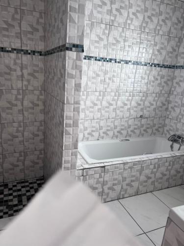 La salle de bains est pourvue d'une baignoire et d'un lavabo. dans l'établissement Rio Lodge, à Butterworth