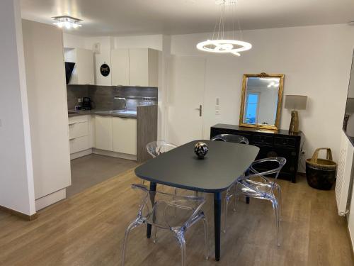 une table de salle à manger et des chaises dans une pièce dans l'établissement Cozy Home - Disneyland Paris à 10 minutes à pied- Marne la Vallée- Paris, à Serris