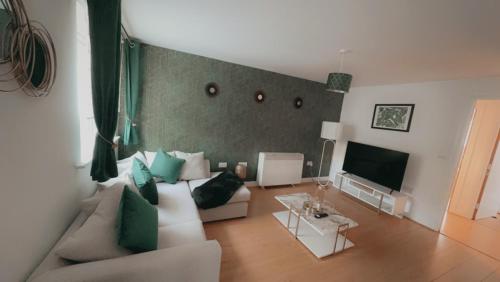 伊普斯威奇的住宿－Waterfront town centre ipswich apartment，客厅配有白色沙发和电视