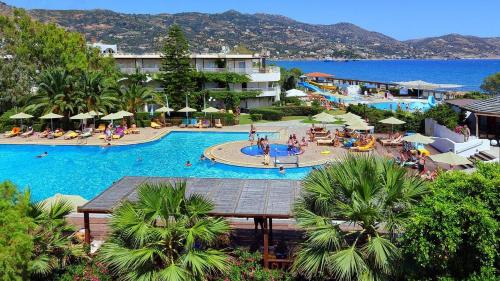 Bazén v ubytování Apollonia Beach Resort & Spa nebo v jeho okolí