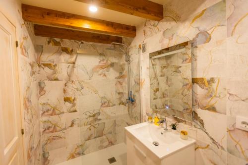 Bilik mandi di Apartamentos Casona del Campo