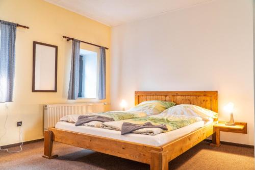 Ein Bett oder Betten in einem Zimmer der Unterkunft Penzion Jedlová hora