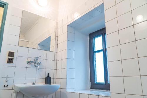 ein Badezimmer mit Waschbecken und Fenster in der Unterkunft Penzion Jedlová hora in Jiřetín pod Jedlovou