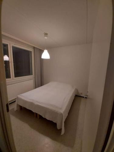 Giường trong phòng chung tại Saunallinen kaksio