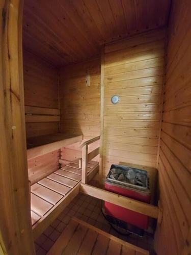 uma vista interior para uma sauna de madeira com um banco em Saunallinen kaksio em Tampere