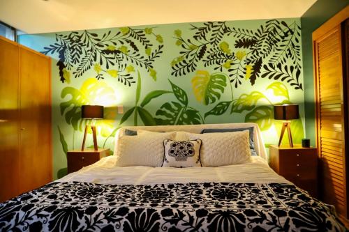Katil atau katil-katil dalam bilik di Luxurious Mid Century Modern folk art home