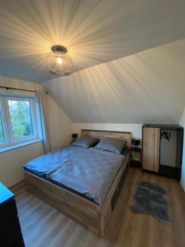 1 dormitorio con cama y techo en Ferienwohnung Nahe der Nordsee, en Hemmingstedt
