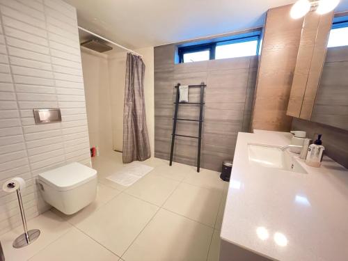 Koupelna v ubytování Modern family friendly house centrally located in Reykjavik
