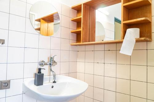 La salle de bains est pourvue d'un lavabo et d'un miroir. dans l'établissement Penzion Jedlová, à Jiřetín pod Jedlovou