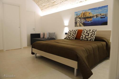 - une chambre avec un grand lit et un canapé dans l'établissement Al Guiscardo 8, à Bari