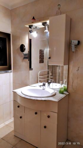 a bathroom with a sink and a mirror at Casa DE Amigos in Ancião