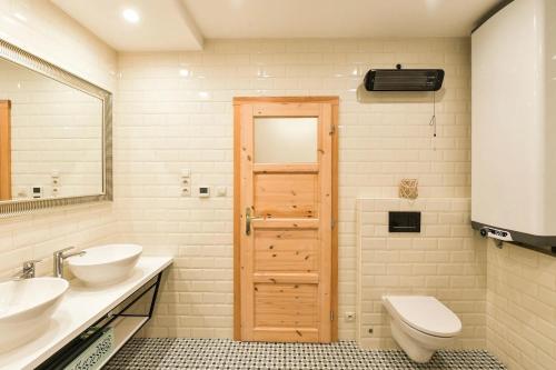 a bathroom with two sinks and a toilet at Královské apartmá kolonáda in Poděbrady
