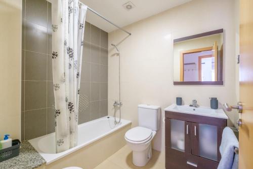 La salle de bains est pourvue de toilettes, d'un lavabo et d'une douche. dans l'établissement Apartamento GELUM Delta del Ebro, à Sant Jaume d'Enveja
