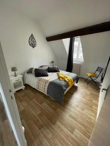 une chambre avec un lit, une table et une chaise dans l'établissement Le Tertre - Quartier cathédrale - Parking privé inclus, à Chartres