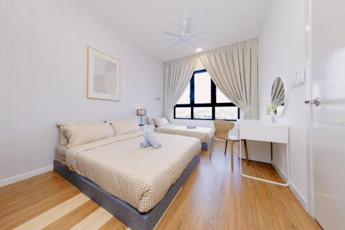 een slaapkamer met een bed en een bureau. bij Elegant 3BR+3BTH 1min Linked MRT Apek Hill网红名宿3房3浴 in Kuala Lumpur