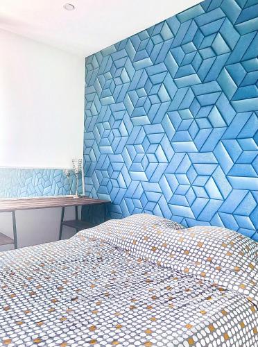 ein Schlafzimmer mit einer Wand mit blauen Akzenten und einem Bett in der Unterkunft Bel appartement complet: in Villetaneuse