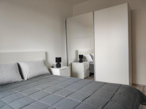 una camera con un letto e un grande specchio di Apartman ANI a Fiume (Rijeka)