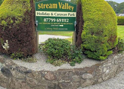 una señal para un jardín en un parque en Stream Valley Holiday Park en Penzance