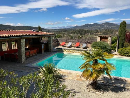 una piscina frente a una casa en LE LIT QUI DANSE, en Mollans-sur-Ouvèze