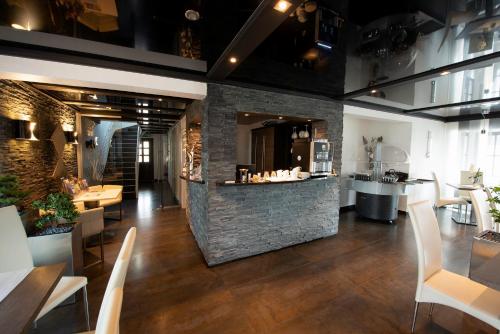 a restaurant with a bar and tables and chairs at Pension Ari am See in Ostseebad Sellin