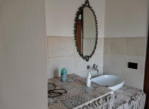 Raffadali的住宿－Casa al centro，一间带水槽和镜子的浴室