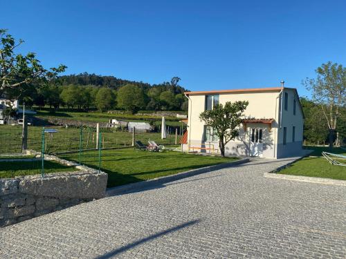 podjazd prowadzący do domu i pola w obiekcie Casa da Nora w mieście Póvoa de Lanhoso